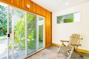 Interior - Bright, Cozy & Serene ~ Queen Beds ~ Garden ~ Pkg! (Chilliwack)