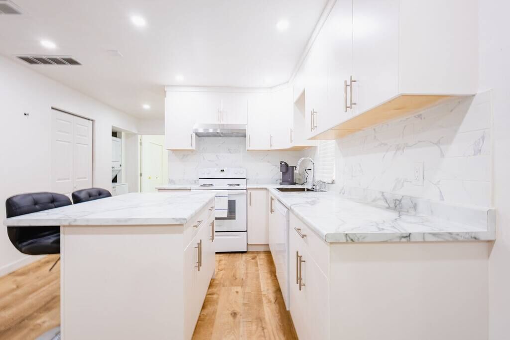 Batterie de cuisine, vaisselle et ustensiles