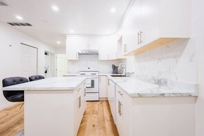 Cookware/dishes/utensils - Bright, Cozy & Serene ~ Queen Beds ~ Garden ~ Pkg! (Chilliwack)