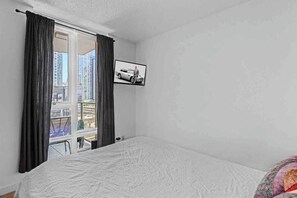 1 bedroom, iron/ironing board, WiFi, bed sheets - Modern & Comfy in Downtown ~ Views ~ Pool (Vancouver)