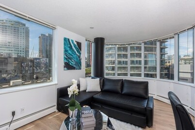 Modern & Comfy in Downtown ~ Views ~ Pool