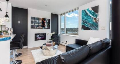Modern & Comfy in Downtown ~ Views ~ Pool
