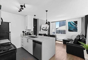 Private kitchen - Modern & Comfy in Downtown ~ Views ~ Pool (Vancouver)