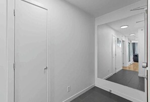 Interior - Modern & Comfy in Downtown ~ Views ~ Pool (Vancouver)