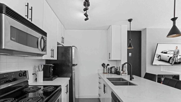 Cookware/dishes/utensils - Modern & Comfy in Downtown ~ Views ~ Pool (Vancouver)