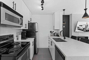 Cookware/dishes/utensils - Modern & Comfy in Downtown ~ Views ~ Pool (Vancouver)