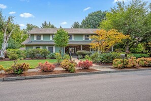Exterior - Welcome to The Nest,  there's plenty of room for the whole flock near Autzen!   (Eugene)
