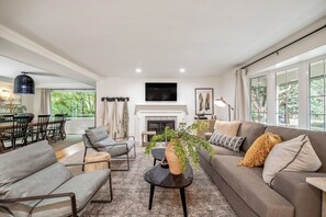 Smart TV - Welcome to The Nest,  there's plenty of room for the whole flock near Autzen!   (Eugene)