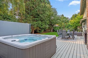 Outdoor dining - Welcome to The Nest,  there's plenty of room for the whole flock near Autzen!   (Eugene)