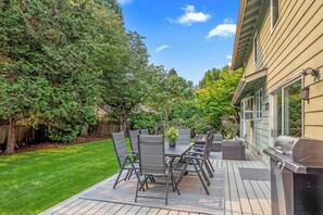 Outdoor dining - Welcome to The Nest,  there's plenty of room for the whole flock near Autzen!   (Eugene)