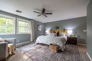 5 bedrooms, iron/ironing board, travel crib, WiFi - Welcome to The Nest,  there's plenty of room for the whole flock near Autzen!   (Eugene)