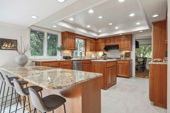 Réfrigérateur, four à micro-ondes, un four, surface de cuisson