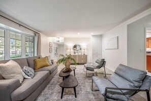 Smart TV - Welcome to The Nest,  there's plenty of room for the whole flock near Autzen!   (Eugene)