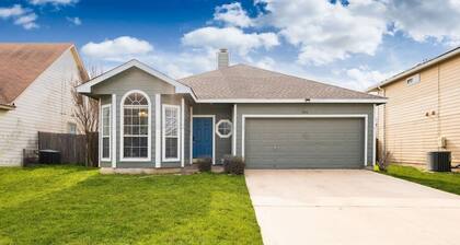 Super Clean/ Fun Environment! Low Cleaning Fee!