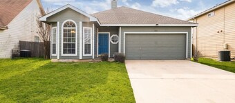 Super Clean/ Fun Environment! Low Cleaning Fee!