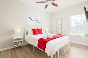 3 bedrooms, desk, iron/ironing board, WiFi - Super Clean/ Fun Environment! Low Cleaning Fee! (Georgetown)