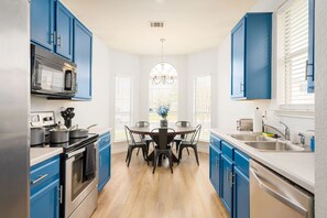 Kylskåp, mikrovågsugn, ugn och spishäll