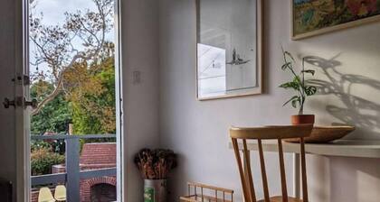 Quiet Hillside Plant+Art filled home. PANORAMIC VIEWS! PRIVATE large BACKYARD