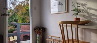 Quiet Hillside Plant+Art filled home. PANORAMIC VIEWS! PRIVATE large BACKYARD