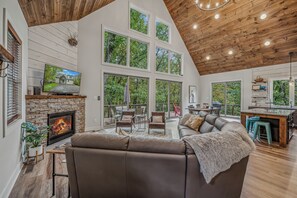 Cabaña, varias camas (Pattertwig - Enjoy going out on a lim) | Área de sala de estar | Chimenea