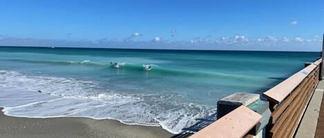 靠近海滩