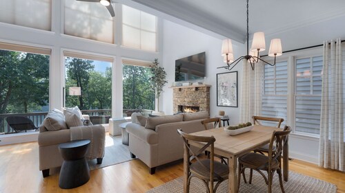 Serene Getaway: Your Ideal Retreat with Lakeside Views