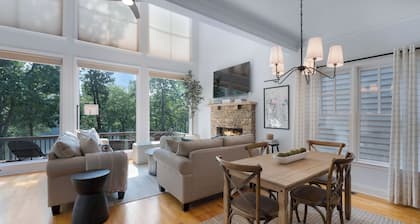 Serene Getaway: Your Ideal Retreat with Lakeside Views