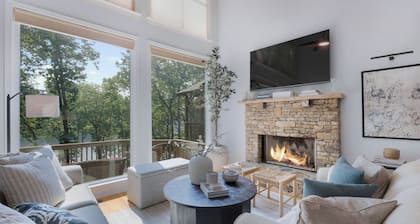 Serene Getaway: Your Ideal Retreat with Lakeside Views