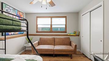 3 間睡房、書桌、熨斗/熨衫板、可攜式嬰兒床