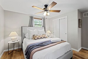 3 bedrooms, desk, iron/ironing board, travel cot - Fire Pit, Fully Stocked, Family-Friendly Oasis (Wichita)