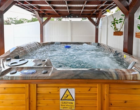 Outdoor spa tub. Paradise in Brandon with luxurious 6 person jacuzzi.