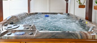 Paradise in Brandon with luxurious 6 person jacuzzi.