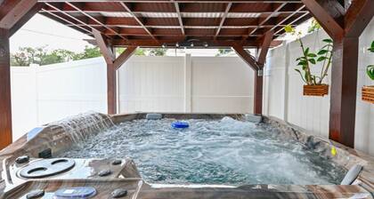 Paradise in Brandon with luxurious 6 person jacuzzi.