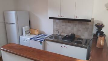 Fridge, stovetop, dishwasher, coffee/tea maker