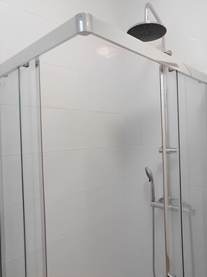 Haartrockner, Handtücher, Seife, Toilettenpapier