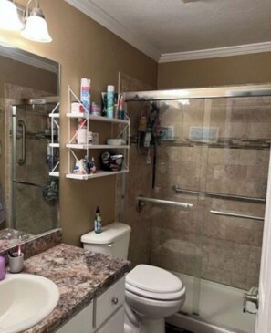 Dusche, Haartrockner, Handtücher, Seife