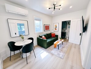 Smart TV - Cozy Neighborhood Escape: Near Northwestern-Chicago-Beaches & More (Evanston)