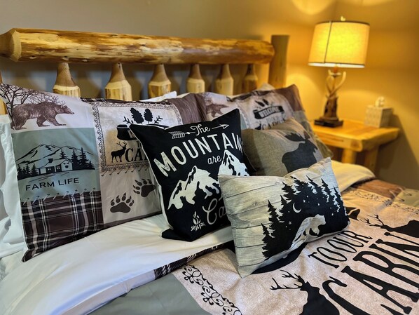 3 bedrooms, iron/ironing board, travel cot, free WiFi - Dragons Lair - motorcycle friendly, all paved roads, lockable garage, no incline (Robbinsville)