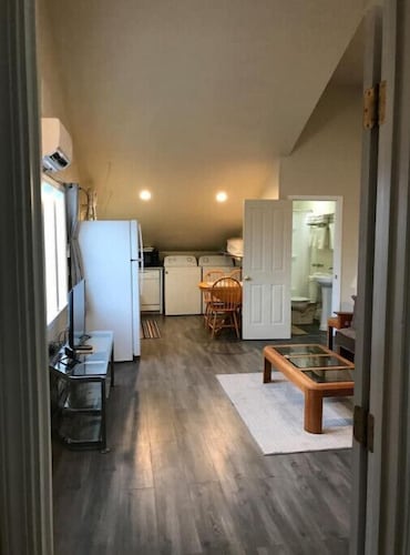 1-bedroom apartment just 6 minutes drive to Lithia & Driveway Fields