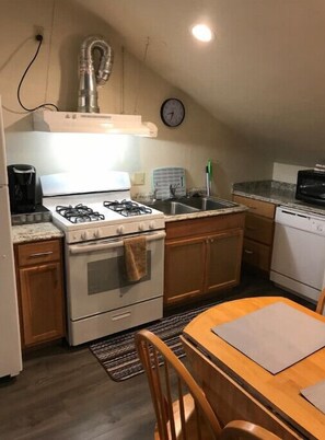 Fridge, microwave, oven, stovetop - 1-bedroom apartment just 6 minutes drive to Lithia & Driveway Fields (Medford)
