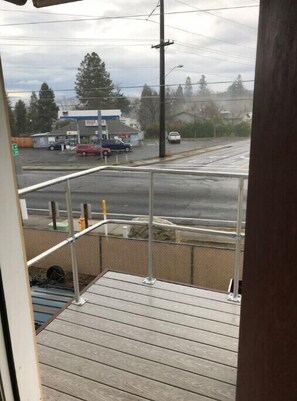 Property grounds - 1-bedroom apartment just 6 minutes drive to Lithia & Driveway Fields (Medford)