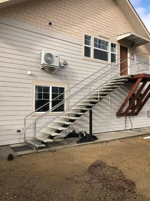 Exterior - 1-bedroom apartment just 6 minutes drive to Lithia & Driveway Fields (Medford)