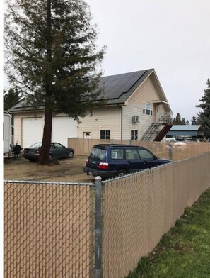 Exterior - 1-bedroom apartment just 6 minutes drive to Lithia & Driveway Fields (Medford)