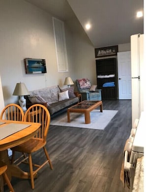 Smart TV, books - 1-bedroom apartment just 6 minutes drive to Lithia & Driveway Fields (Medford)
