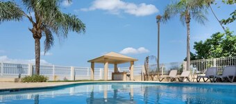 Pelican Reef 103- Beachfront Petite Paradise - 1st level