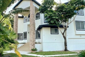 Exterior - Mansion W/ Pool,  Canal and Luxury Amenities! (Palm Harbor)