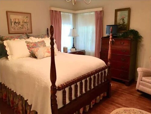 Cozy Vintage Near Downtown-2519