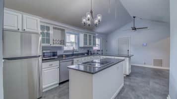 Kjøleskap, mikrobølgeovn, ovn og kokeplater