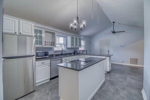Fridge, microwave, oven, stovetop - The Gathering Space - Updated - Great Location! (Springfield)