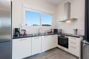 Kühlschrank, Ofen, Geschirrspüler, Wasserkocher mit Kaffee-/Teezubehör